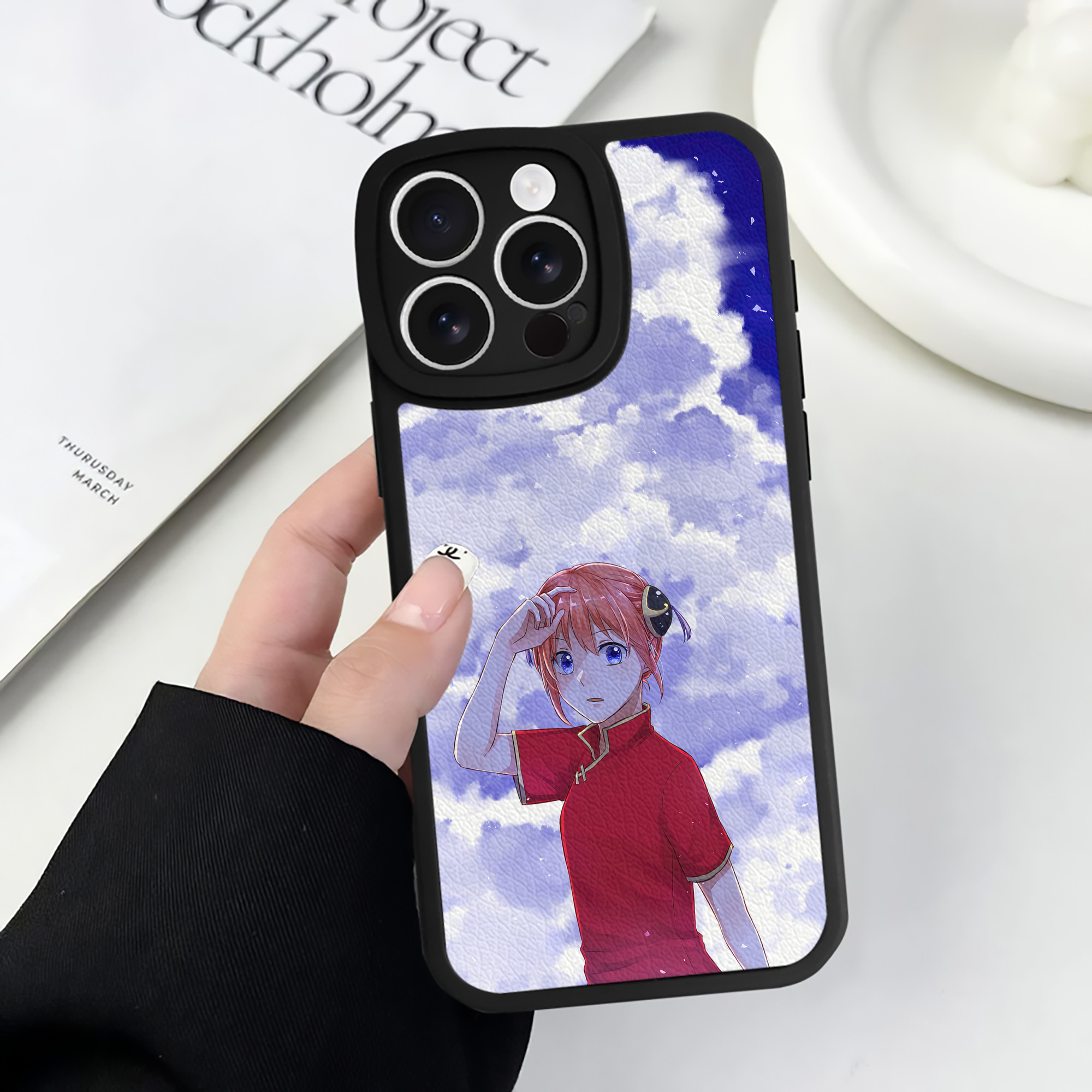 （画像用） ぎんたま 坂田銀時（さかたぎんとき） 神楽 志村新八（しむら しんぱち） GINTAMA Sakata Gintoki Kagura Shimura Shinpachi 【iPhone 16シリーズ対応】シリコンスマホケース（レザー調） 材質：シリコン